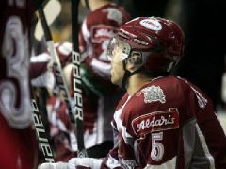 Rīgas "Dinamo" izcīna uzvaru pār KHL līdervienību "Metallurg"