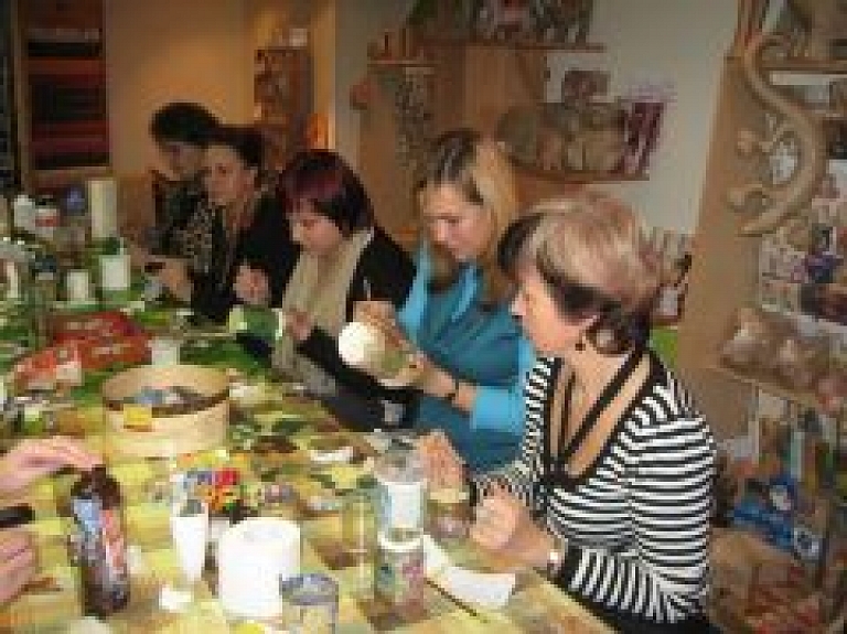 Rīdziniekiem no nevajadzīgām lietām un materiālu atgriezumiem māca gatavot Ziemassvētku dāvanas un dekorācijas