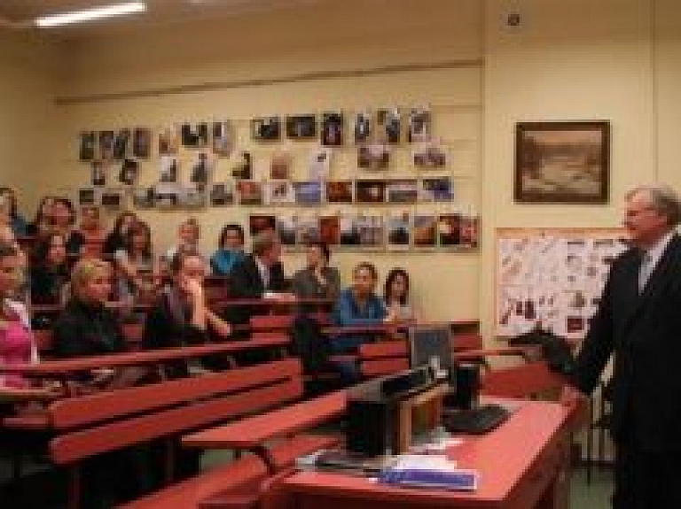 Valmieras Valsts ģimnāzijā nodarbības atsāk Jauno juristu skola