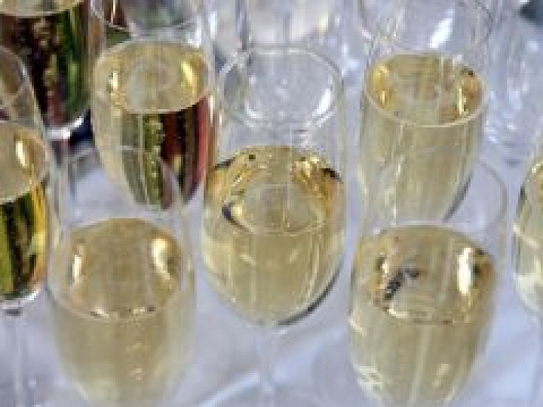 Šovakar Rīgas modes nedēļas atklāšanā pirmo reizi prezentēs "Martini Gold"