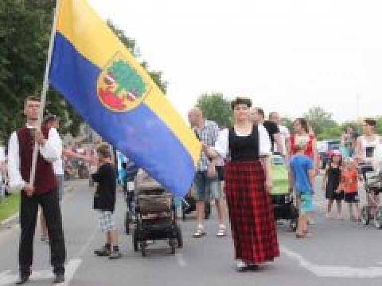 Video atskats uz pilsētas svētku "Valmiera virmo!" gājienu un atklāšanas koncertu