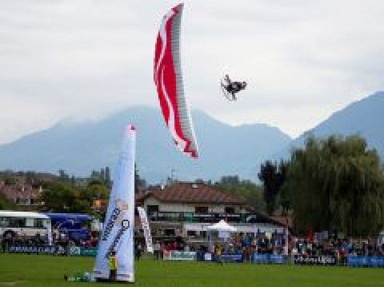 Cēsīs notiks Baltijas čempionāts lidošanā ar motoparaplānu