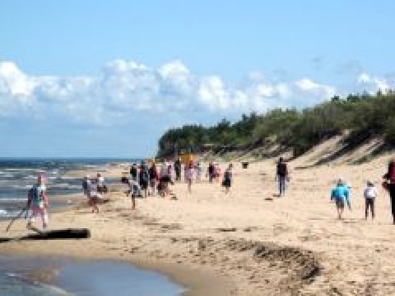 Bērni pārgājienos iepazīst Carnikavas novada dabas daudzveidību