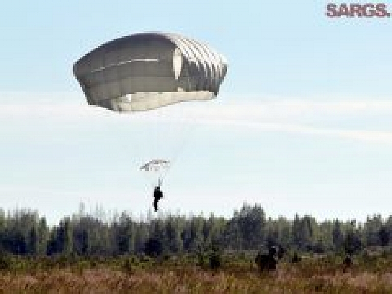 ASV jaunās rotācijas karavīri veic pirmo desantēšanos Ādažos