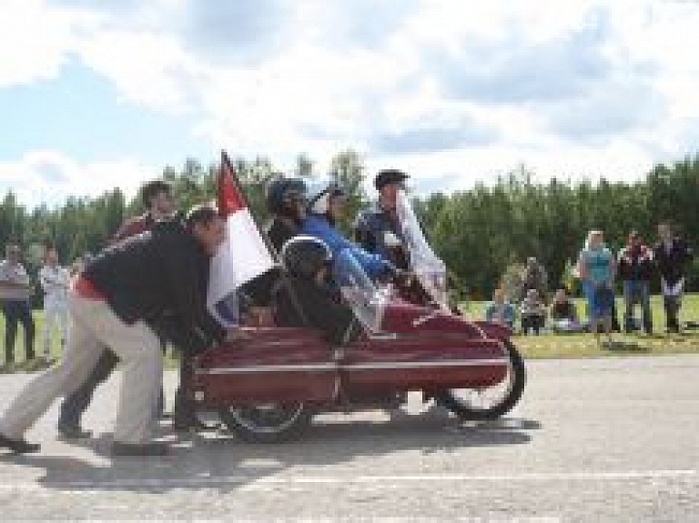 DUS "Valdeko" un  "Avoti" uzņēma Retro JAWA entuziastus