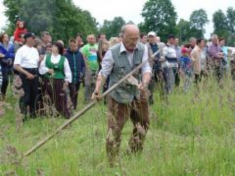 Ikgadējos Alojas novada pļaušanas svētkus netraucēja pat lietus