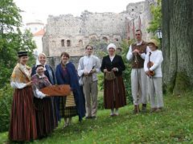 Šodien Cēsīs ar humora programmu "Dzīves rudens ritums" uzstāsies folkloras kopa "Dzieti"