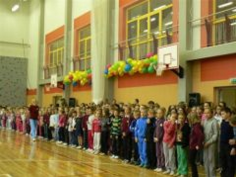Jaunatklātā Valmieras pamatskolas sporta zāle aprīkota ar modernu inventāru
