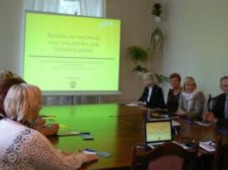 Valmieras Izglītības pārvaldē viesojās kolēģi no Dobeles novada