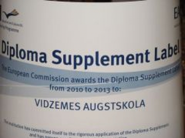 Vidzemes Augstskolai pasniedz diplomu pielikumu Atzinības zīmi