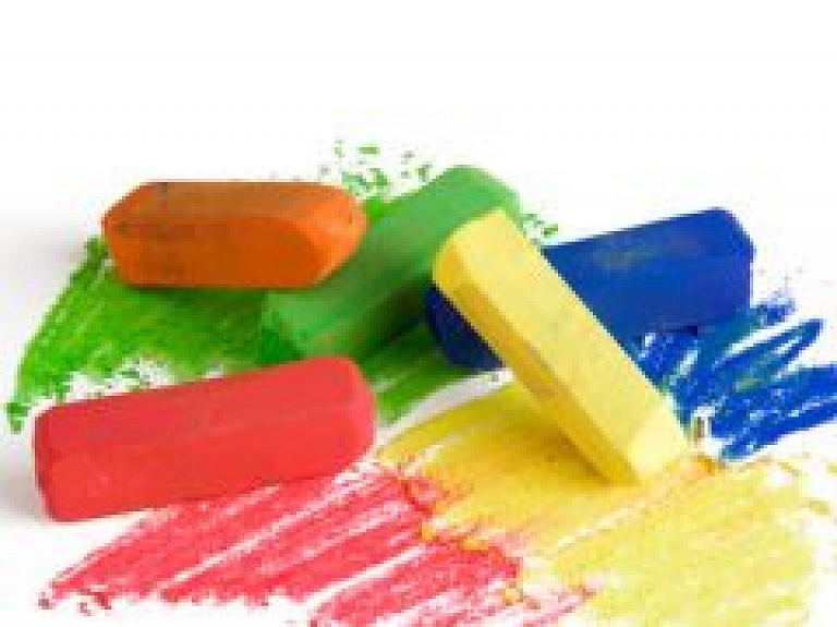 Rīgas Jūgendstila centrs atklāj bērnu zīmējumu izstādi "Rīgas namu fasāžu iemītnieki" un svin Skolotāju dienu