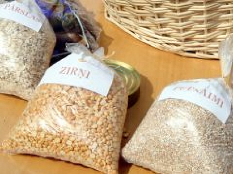 Daugavpilī pārtikas pakās maznodrošinātajiem ievieto partijas aģitācijas materiālus - papildināts