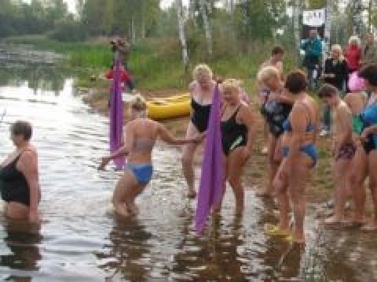 Siguldieši piedalījušies ziemas peldēšanas sezonas atklāšanā