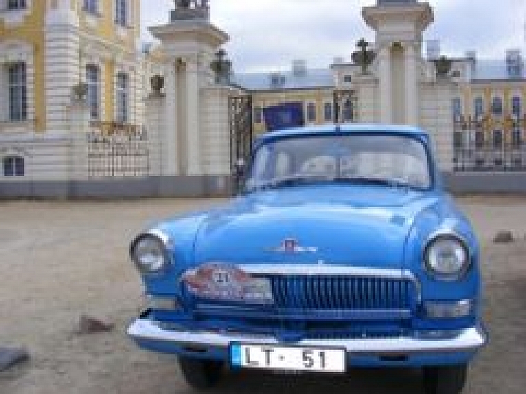 Siguldā rallija "Zelta Rudens" noslēguma brauciena ietvaros viesosies antīkie automobiļi