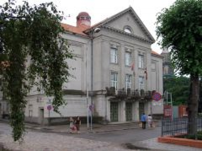 Liepājas teātra aktieri kopā ar režisori strādā pie jaunas izrādes bērniem "Nezinītis"