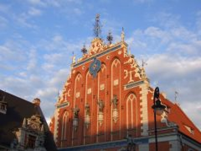 Melngalvju nama galerijā atklās Andra Začesta 60 gadu jubilejas izstādi "Atspulgi"