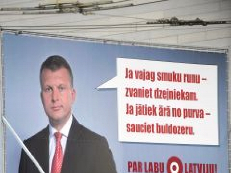 Delna: Ļaujot atstāt Šlesera plakātu, pašvaldības administratīvie resursi tiek izmantoti vienas partijas labā
