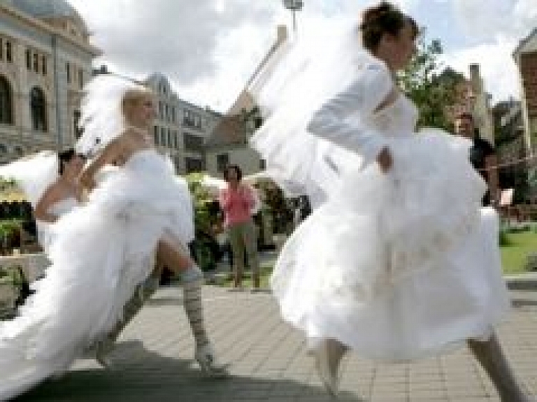 Līgavu parāde Rīgā pulcē 13 dalībnieces