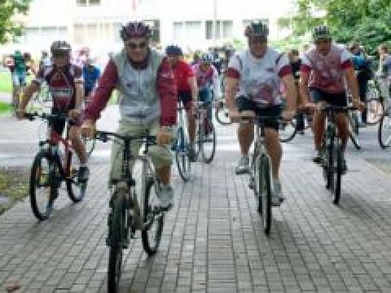 Vakar velobraucēji pulcējās Ieskaņas braucienā Rīgā - papildināts
