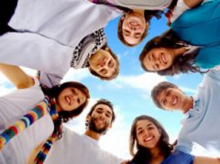 Rīgas ielās darbojas projekta "Work It Out" jaunieši