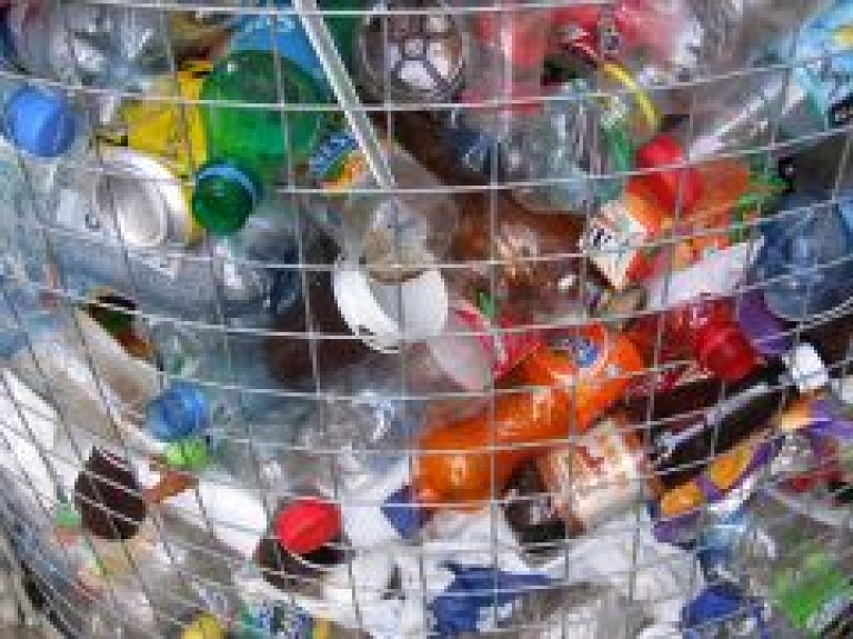 Gulbenes pilsētas centrā cels plastmasas pudeļu torņus