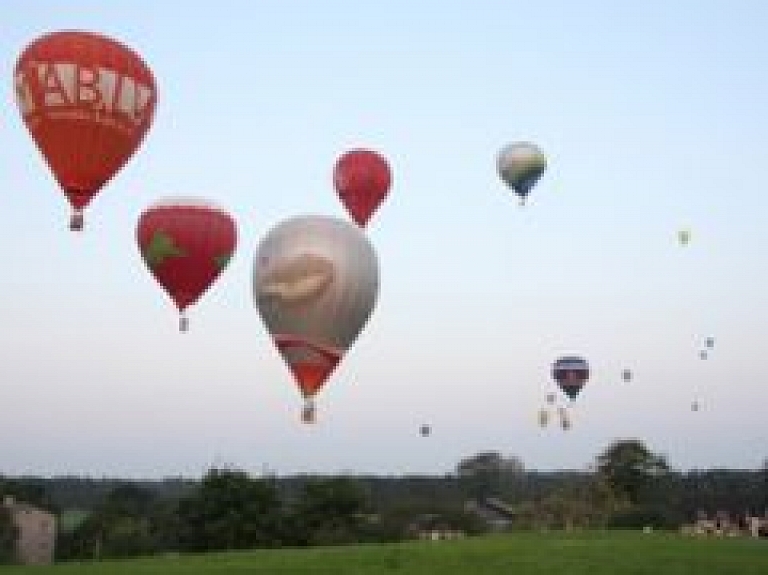 Madonā noslēgušās 12.starptautiskā gaisa balonu festivāla "LMT Kauss 2010" sacensības