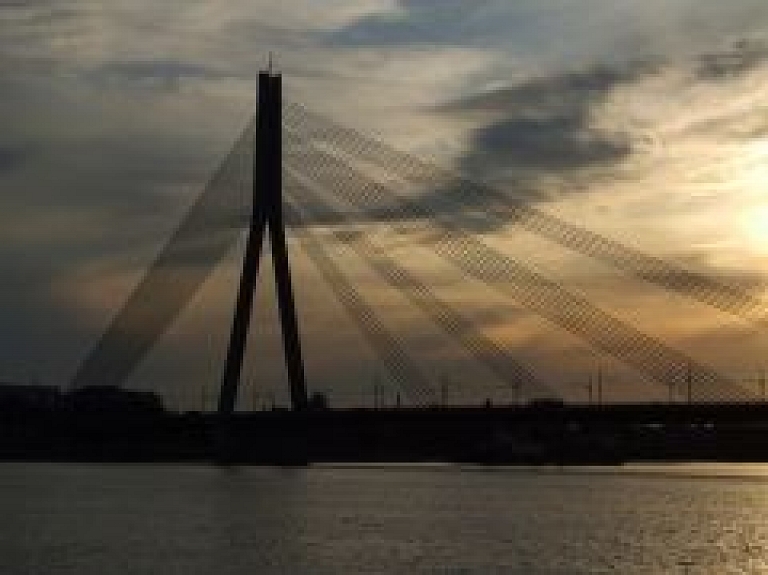 Rīgas svētkos avio šova laikā tomēr nelidos zem Vanšu tilta