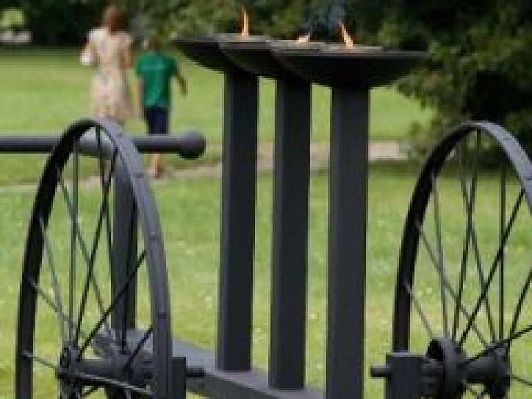 Siguldā atklāta metālmākslinieku simpozija "Viduslaiku dzelzgriezējs" vides objekti