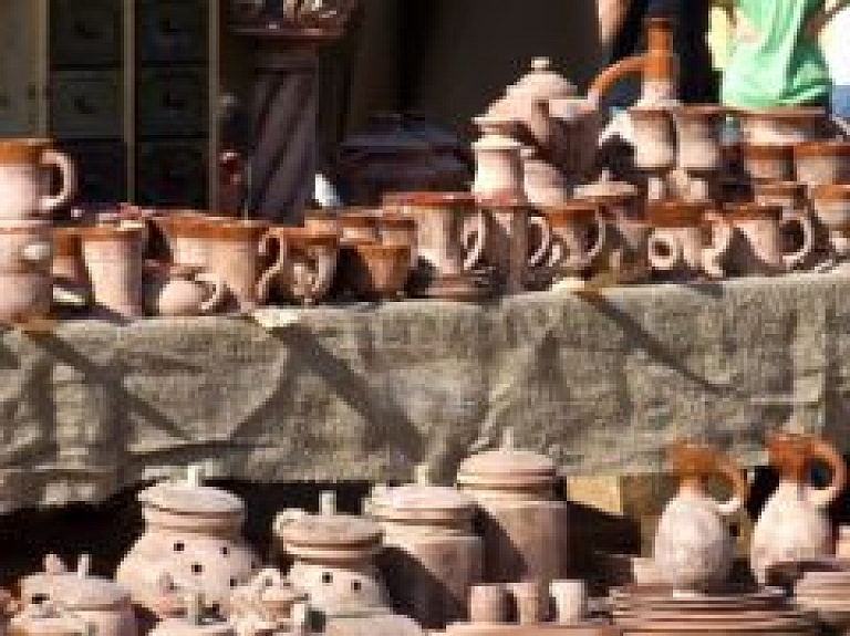 Šodien Raiņa muzejs "Jasmuižā" aicina uz keramikas cepļa kurināšanu