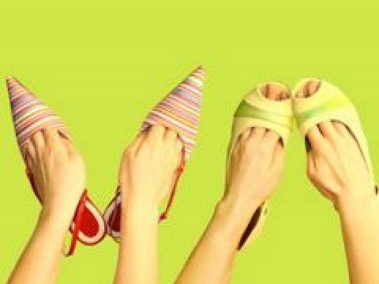 Aicina sievietes piedalīties skrējienā augstpapēžu kurpēs