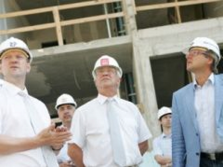 Ušakovs: Pašvaldība būvē mājokļus un rada darba vietas