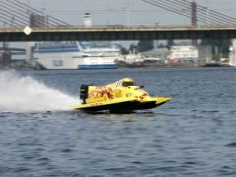 Vairāki simti rīdzinieku vēro ūdens motosporta sacīkstes Daugavā