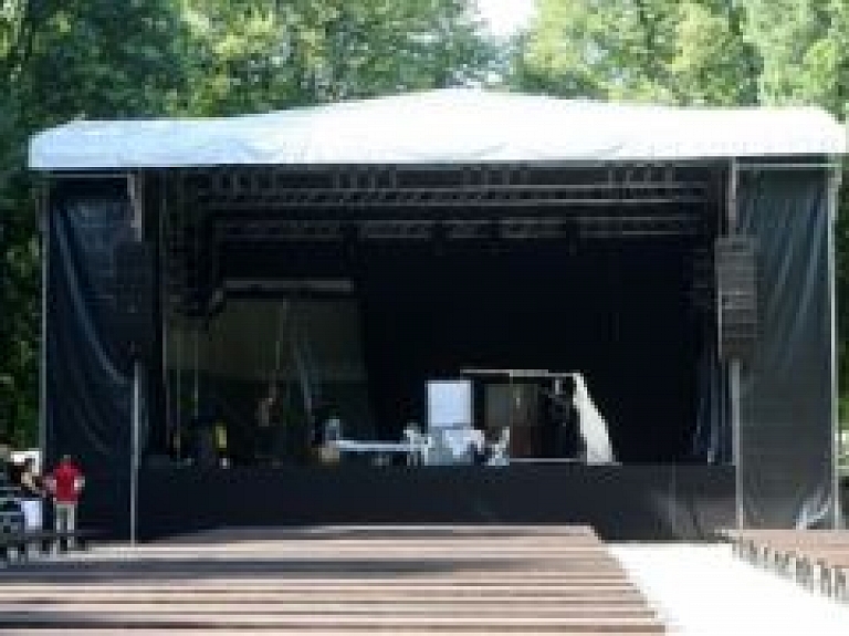 Šovakar Vērmanes dārza estrādē demonstrēs Ditas Balčus izrādi "Slieksnis"