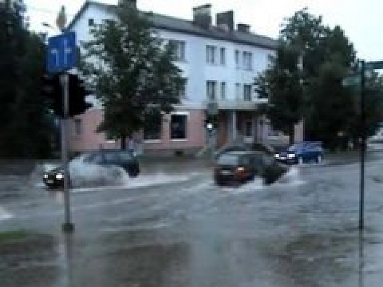 Vakar Valmierā stiprās lietus gāzes apgrūtināja satiksmi (video)