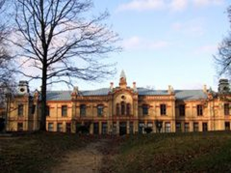 Valmieras Valsts ģimnāzijā noslēdzas Jauno politiķu skolas nodarbības
