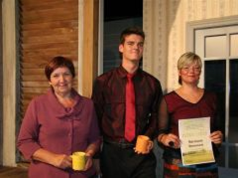 Sveic Valmieras Valsts ģimnāzijas labākos skolēnus