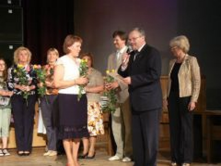 Sveic olimpiāžu un skolēnu zinātniski pētniecisko darbu laureātus un pedagogus