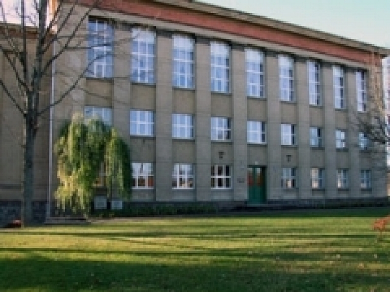 Valmieras 5.vidusskolā tikšanās ar Oskaru Spurdziņu