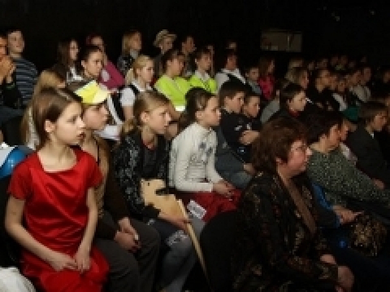 Valmieras skolnieces biznesa pasaku konkursa "Ceļš uz ekonomisko domāšanu" laureātes