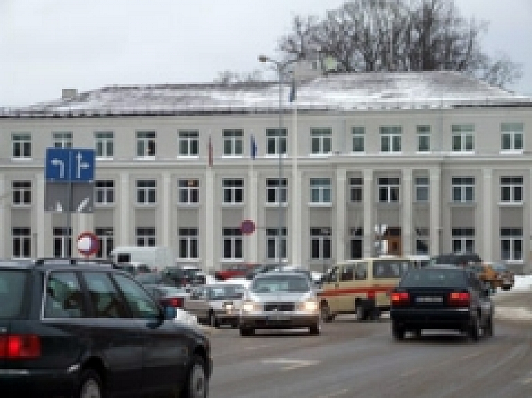Valmieras pilsētas uzturēšanas darbus vēl gadu veiks SIA "Valmieras Komunālā saimniecība"