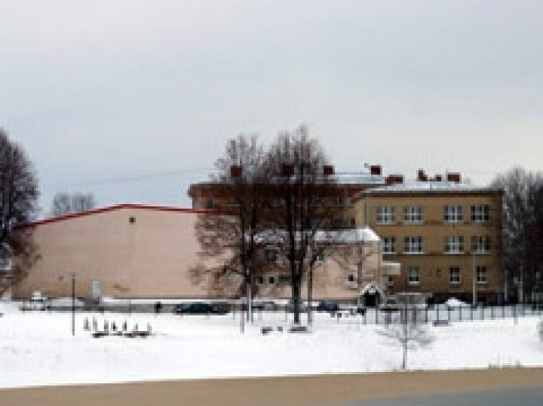 Valmieras 5.vidusskola turpinās nodrošināt izglītojamo apmācības no 1.-12.klasei