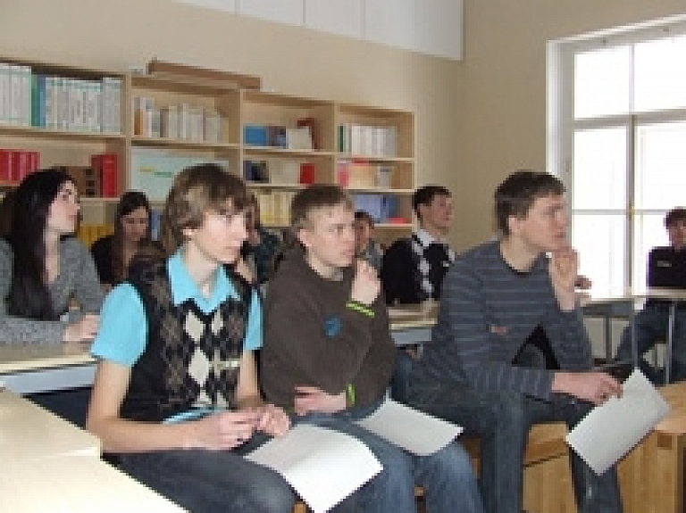 Valmieras Valsts ģimnāzija uzsāk sadarbību ar Tartu Hugo Treffner ģimnāziju
