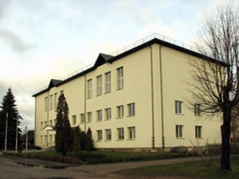 Atbalsta Valmieras Profesionālās izglītības kompetences centra attīstības un investīciju stratēģiju