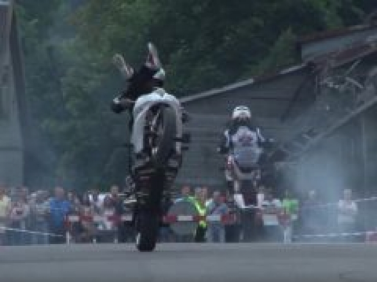 Aizputes TV: Motokaskadieru šovs Aizputes svētkos