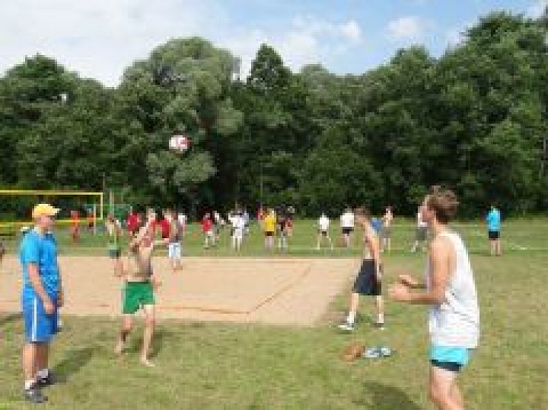 Atklāj jaunu sporta laukumu Ādažu novada Garkalnes ciemā