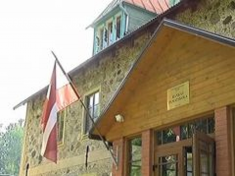 Ar interneta stapniecību apgūst latviešu valodu