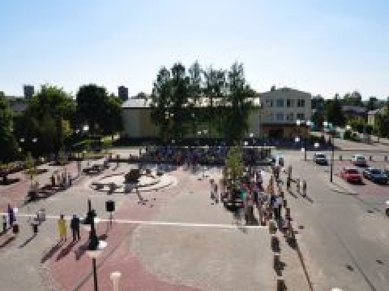Ludzā atklāts jauns saules pulkstenis