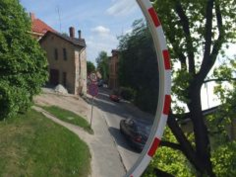 Jūras un Pļavu ielas krustojumā uzstādīts satiksmes nodrošinājuma spogulis