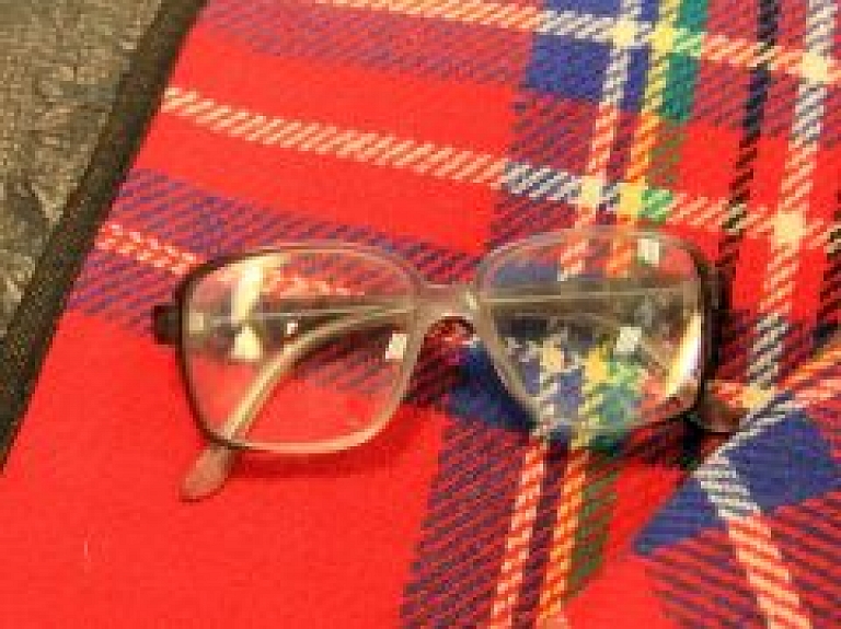 Carnikavas parkā atrasts pleds un brilles