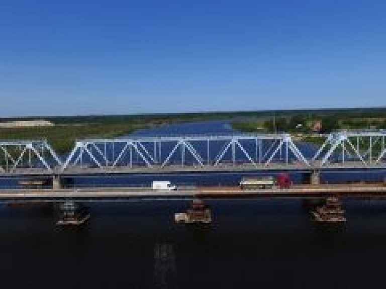 Uz Liepājas šosejas ceļš pār Lielupi notiek pa pagaidu tiltu